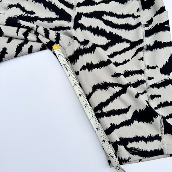 Cali Active  Women’s Sporty Exercise  Athletic Animal Print Bike Short Sz M - Picture 6 of 8